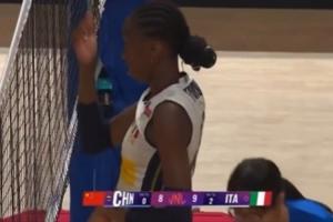 过分19岁董禹含拦网得分激动庆祝，遭意大利黑人选手招手挑衅