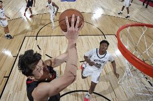 队记分享杨瀚森趣事：在三秒区待10秒钟 裁判喊他出去他听不懂