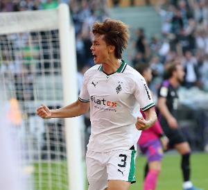 荷媒：板仓滉即将加盟阿贾克斯，转会费总价可达1200万欧