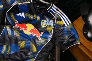 利兹联发布新赛季第三球衣：蓝白黄黑配色，今日发售