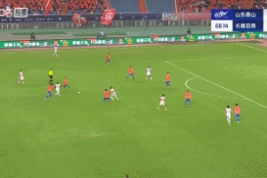 卡米洛突入禁区单刀低射近角破门，亚泰扳回一球1-2泰山！