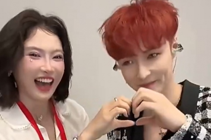 吴艳妮观看张艺兴演唱会，在后台互动一起比心