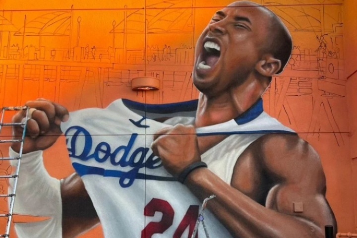 这球衣看的习惯吗？洛杉矶街头出现科比身着道奇球衣的新壁画！