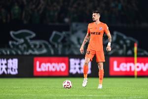 玉昆落后且少一人作战！记者：全队对判罚很不满意，动作也失控