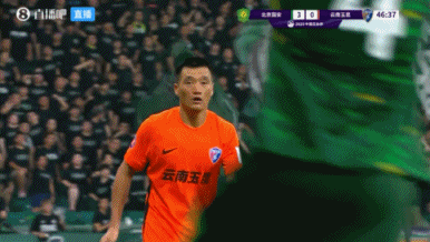 来自中锋的突破！张玉宁沿底线突入禁区，小角度射门被扑出