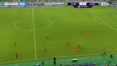 布尔克踢倒法比奥染红，玉昆十人应战！VAR确认红牌判罚！