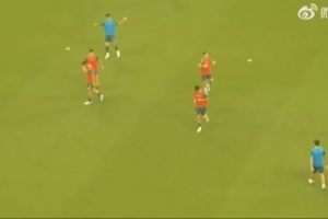 记者：国安派出双外援的轮换阵容 法比奥赛前召集球队作动员