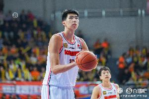 直播吧：北控、辽宁、同曦、广东正积极谈判交易徐昕&王岚嵚等人