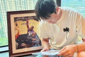 丁彦雨航社媒分享与科比相框合影：Kobe 生日快乐