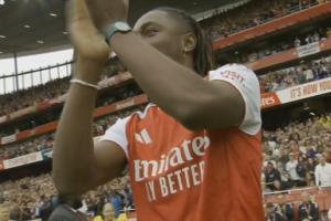 重磅新援！埃泽抵达酋长球场亮相，身穿10号球衣