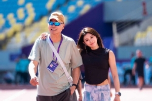 吴艳妮晒与教练合照：老杨和小吴一起练跨栏的第十三年