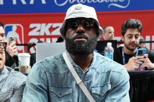 夸梅：詹姆斯和你们不同&其实他买啥都不用花钱 乔丹就是如此