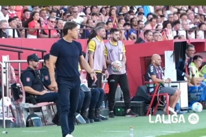 振臂欢呼+拥抱阿古梅！塞维利亚回顾击败巴萨时主帅反应