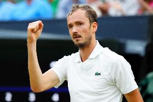 梅德韦杰夫2-1击败勒纳-钱，晋级上海大师赛8强