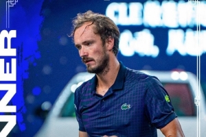 梅德维德夫2-0击败德米纳尔，晋级男单四强，下轮对阵林德克内西