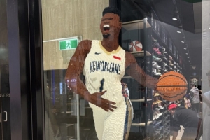 影响还在！墨尔本NBA球迷商店惊险锡安真人大小乐高模型！