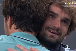 会师决赛！林德克内西赛后与场边观战的表兄弟瓦舍罗相拥庆祝