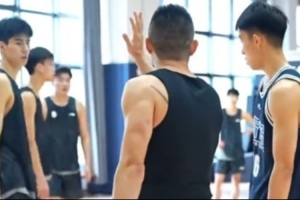 反复推演+默契配合！青岛男篮青年军战术训练实录