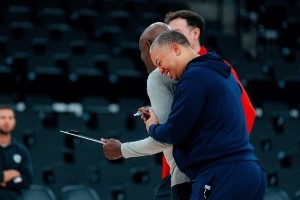 氛围太好了！快船官推晒训练照：全员面带笑容 小卡两次上镜