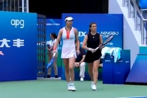 宁波网球公开赛女双1/4决赛，汤千慧/艾克里2-1逆转晋级四强