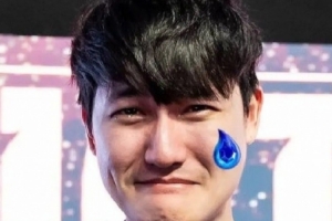 PSG官推：我们发现Zeka的女神泪来到了Karsa这里了