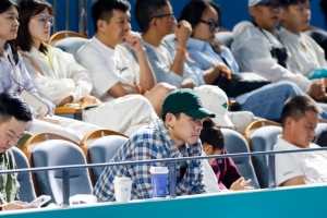 王大雷：陪家人看宁波网球公开赛是难得体验 我的网球打不过女儿