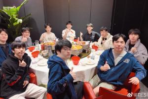 TES工作人员分享赛后聚餐合照：八强啦，孩子们先吃饭吧~