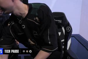 手牵手上厕所了？Driver和Busio两人暂停阶段双双离开舞台