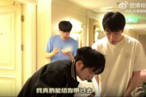 AL发布视频：已经发给巴莉看了 小小珍洪一万根狗毛赏之！