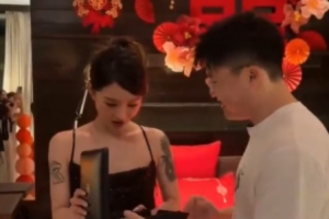 网友议Uzi购180万钻石项链送奥咪咪：黑子看完都觉得乌兹罪不至此