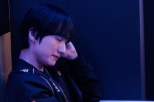 lolesports赛后更新照片：小花生Peanut在后台调整心情