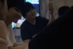 俱乐部团建？网友分析BLG商K人员中ON身边黑衣男子疑似瓦选手rushia