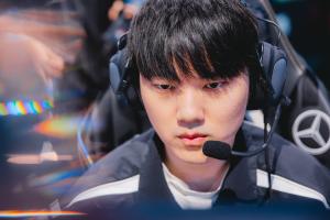 JackeyLove在赢下G2的两小局中一次未死，韦鲁斯/Ez两局合砍12-0