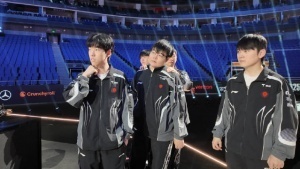 TES粉丝怒斥下路双人组：下路是人吗？？？能不送了吗？ad赶紧退役