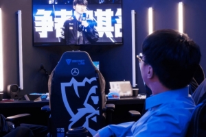 LOL官推分享Tabe看Faker赛后采访照片：最高的山，最长的河