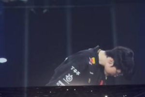 媒体人：Faker在全场喊声中向舞台各个方向的观众鞠躬 GOAT