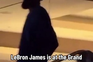 享受休赛期！詹姆斯携家人现身拉马尔演唱会